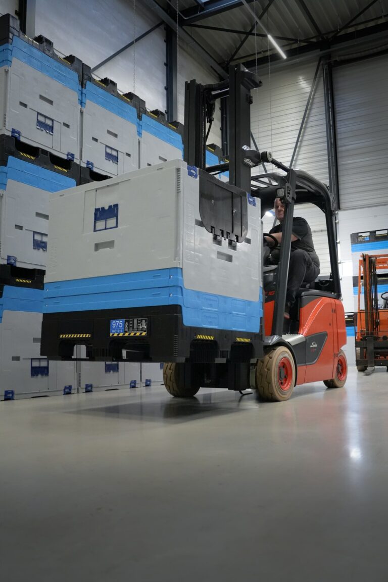 Magunum Optimum Palettenboxen auf Gabelstapler
