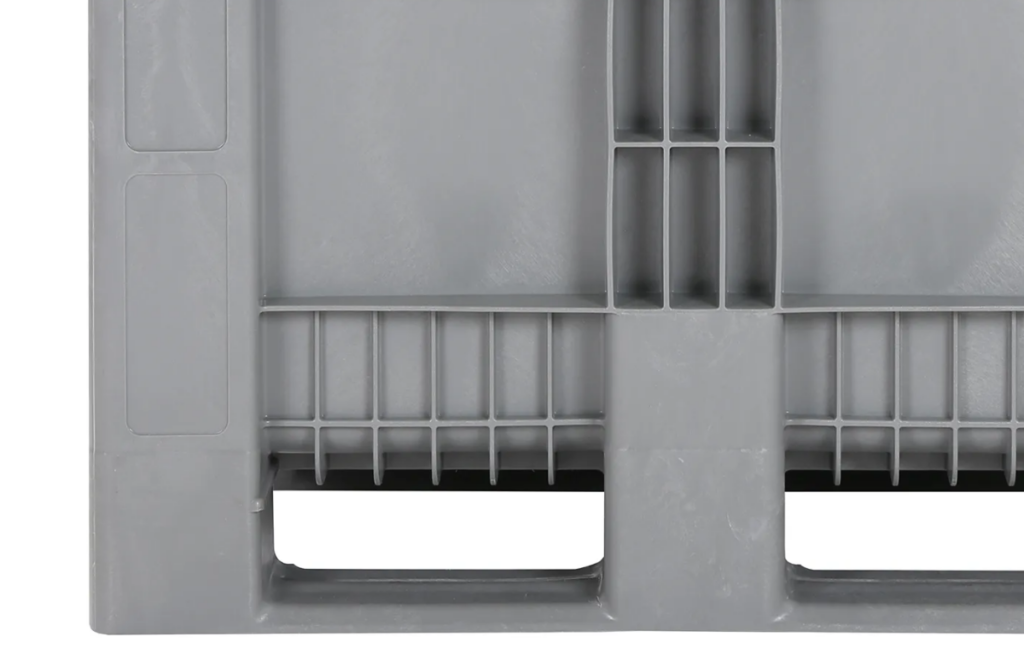 Unterseite und Kufen von CB3 High Palettenboxen von Transoplast